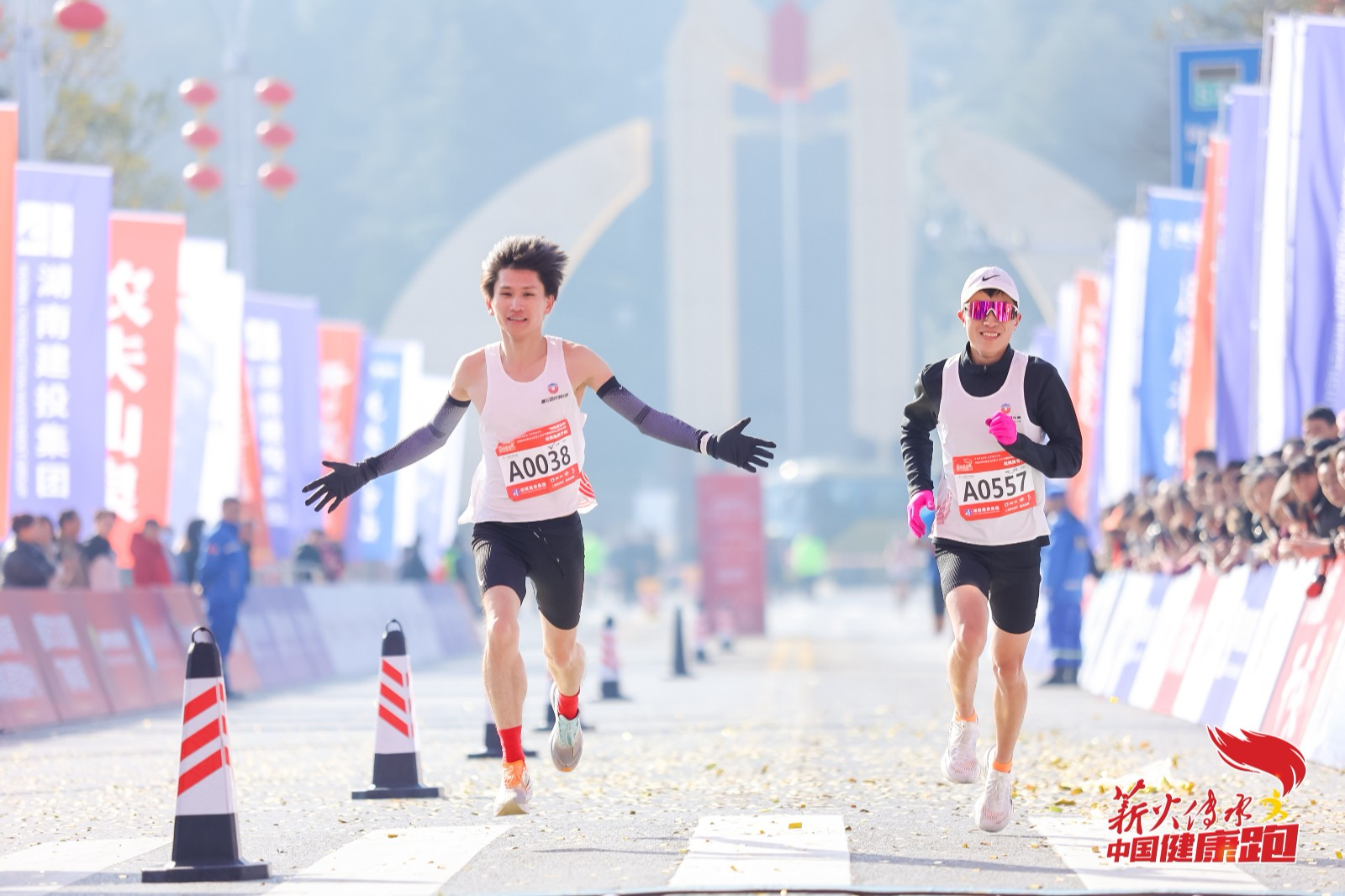 “湖南建投杯”中國健康跑全國總決賽在韶山鳴槍開賽(圖2) “湖南建投杯”中國健康跑全國總決賽在韶山鳴槍開賽(圖2)