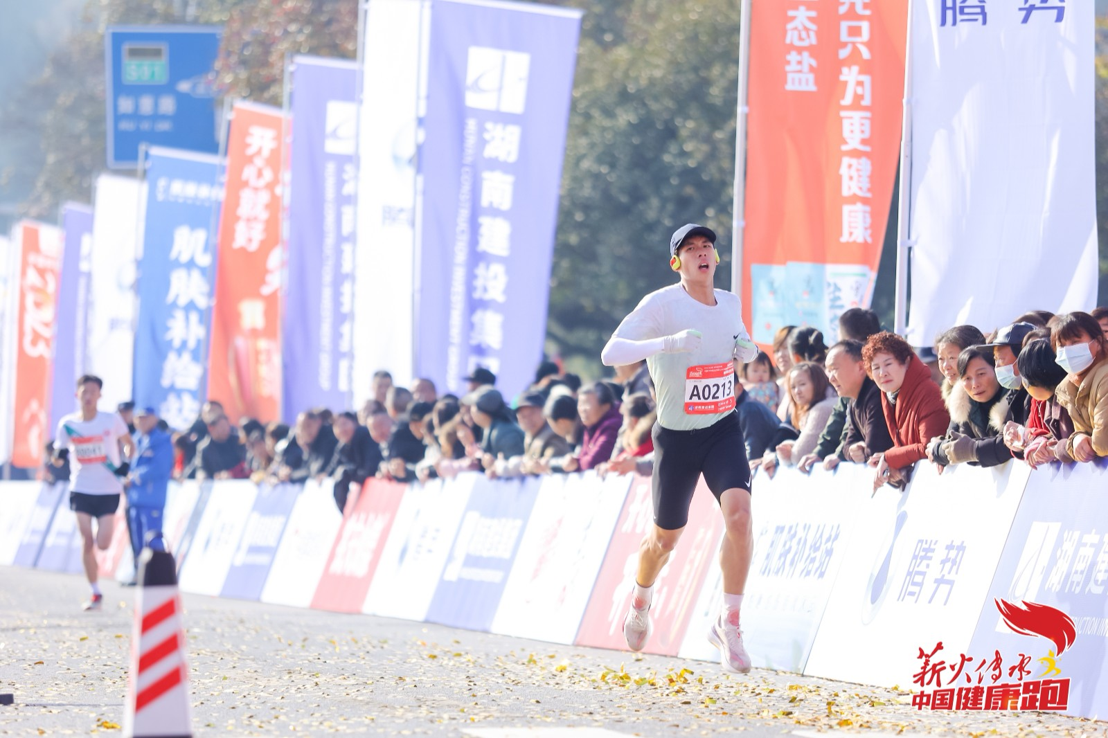 “湖南建投杯”中國健康跑全國總決賽在韶山鳴槍開賽(圖3) “湖南建投杯”中國健康跑全國總決賽在韶山鳴槍開賽(圖3)